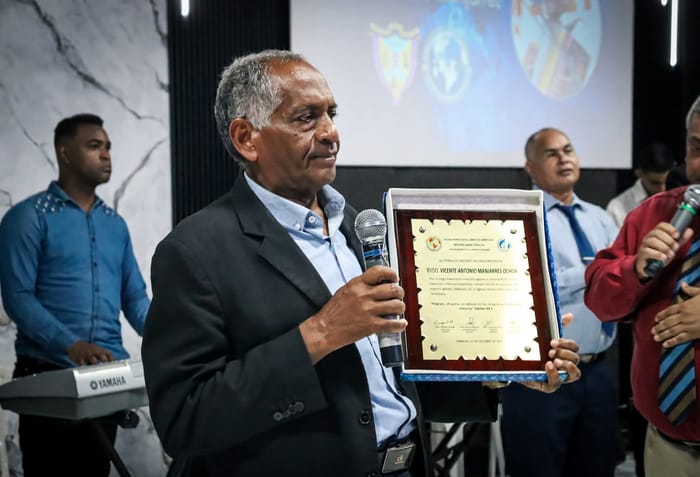 Homenaje a una Voz Inquebrantable: Reverendo Vicente Manjarrez, el Adorador que Hizo del Canto un Acto de Misión