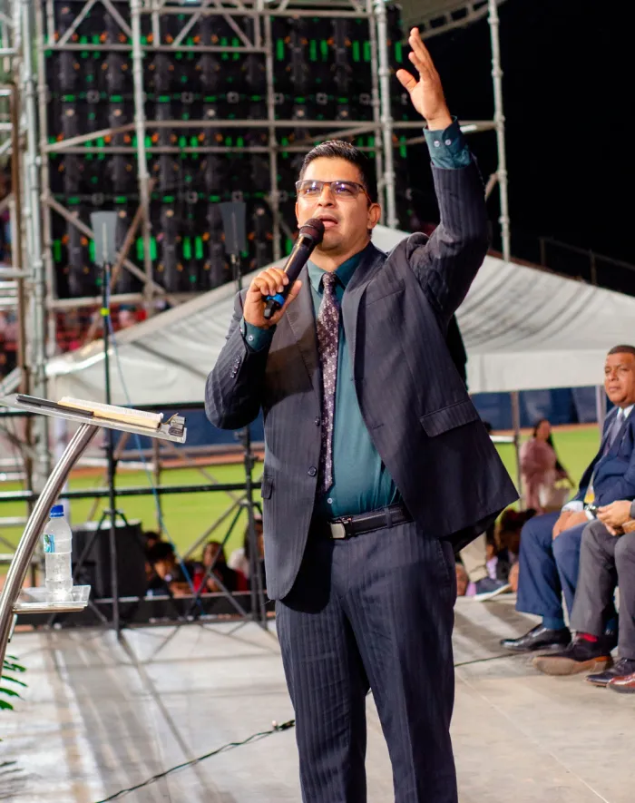 ¡Feliz Cumpleaños y Aniversario Ministerial a nuestro Rvdo. Oswald Rondón!